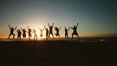 2023 ar putea fi un an mai bun pentru turism chiar și față de 2019. Deși prețurile au crescut, românii vor renunța la alte cheltuieli, însă nu și la vacanțe/ Ce destinații sunt la mare căutare în 2023