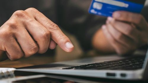 Europarlamentarul Mihai Tudose anunță că renunță la serviciile „unei bănci cu capital austriac” / În 2017, când era premier, spunea că nu are încredere în bănci și că salariul de premier îl primește ”cash”