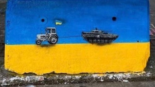 VIDEO Tractorul ucrainean, spaima armatei ruse. Festival de meme pe internet