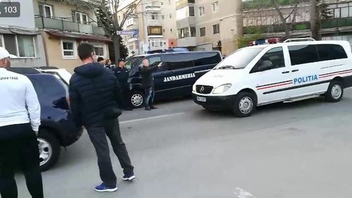 VIDEO Băiatul lui Dragnea, huiduit de mulțime la stadion. A plecat escortat de o dubă a poliției: ”Cine-i plătește pe ăștia?”