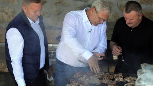 Cum s-a ascuns Dragnea la Sibiu de frica huiduielilor: A filmat emisiunea ”Viața satului” în secret, iar sătenilor le-a fost interzis accesul la pensiunea unde se afla liderul PSD / ”Nu a știut nimeni că vine, nimănui altcuiva nu i s-a permis să intre acolo”