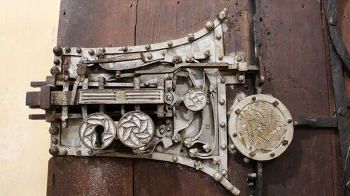 Cu 19 zăvoare metalice, o uşă a bisericii fortificate din Biertan, prezentată la Expoziţia Mondială de la Paris din 1900, deţine recordul pentru „cea mai complicată încuietoare din lume”