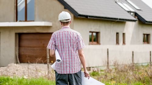Terenuri și case nefinalizate, scoase la licitație la marginea Brașovului, după ce constructorul a dat faliment / Prețurile pornesc de la 30 de mii de euro