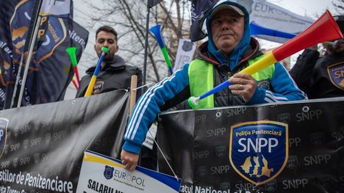 Protest al poliţiştilor şi agenţilor din penitenciare, la Ministerul de Finanţe/ Sindicaliştii cer acordarea integrală a diferenţelor salariale restante, actualizarea normelor de hrană şi echipare