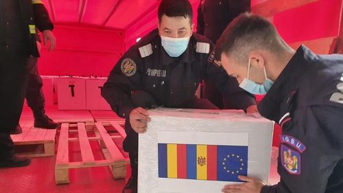 O tranşă de 132.000 de doze de vaccin AstraZeneca, transportată în Republica Moldova, ca ajutor umanitar