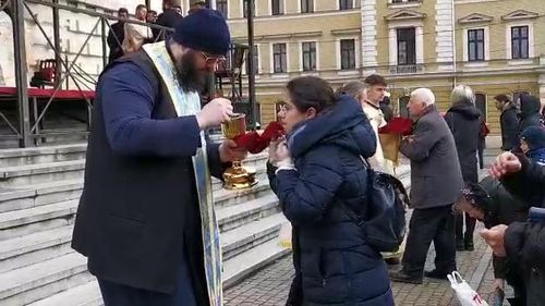 VIDEO Împărtășanie în masă cu aceeași linguriță, la Cluj. Mitropolia absolvă preotul de vină, prefectul promite anchetă
