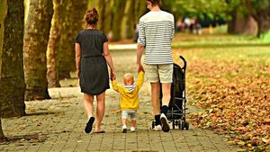 Raport oficial: Mai multe familii cu copii au revenit în România din UE decât cele care au emigrat, în perioada 2020-2025.  Țările din care au revenit acasă cei mai mulți români sunt Spania și Marea Britanie