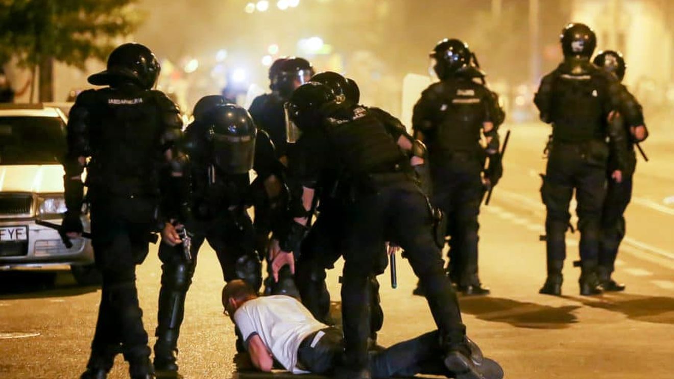 De ce i-au atacat jandarmii pe manifestanţii paşnici. Explicaţiile lui Cătălin Paraschiv, "omul în alb", şeful Brigăzii Intervenţie. El admite că nu e normal să fie bătut un protestatar care ridică mâinile deasupra capului