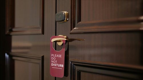 ”Am făcut sex într-un hotel chinezesc, apoi am descoperit că am fost difuzați către mii de oameni” / Experiența terifiantă relatată de un cuplu pentru BBC / Fenomenul camerelor ascunse a luat o asemenea amploare încât unii chinezi montează corturi în camerele de hotel