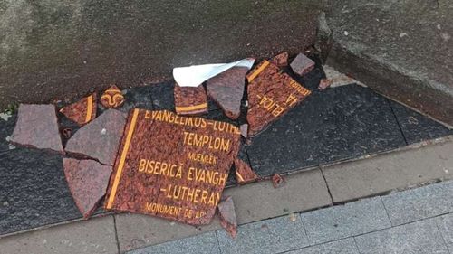 Plăcuţa trilingvă de pe zidul Bisericii Evanghelice Lutherane din Arad a fost vandalizată / Preot: „Eu nu condamn pe nimeni, nici pe extremiști, treaba lor, incidente erau și înainte”