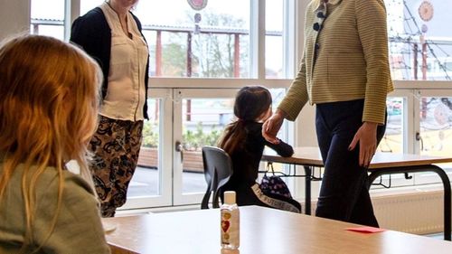 Prima zi de școală, după redeschidere, în Danemarca: Unele clase au învățat afară, pentru a putea respecta regulile de distanțare fizică / Greutăți cu igiena sporită în grădinițe / Mulți părinți și-au ținut copiii acasă