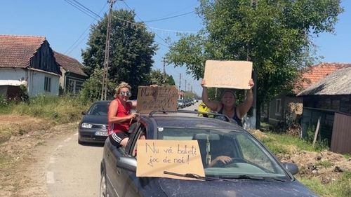 Localnicii dintr-o comună din Caraș-Severin au ieșit duminică în stradă pentru a cere reparația unui drum / Un pod e în pericol de prăbușire