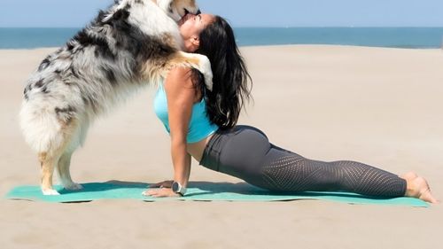 Exclusiv | 5 exerciții de Doga pe care să le încerci alături de blănosul tău: Expertul în Doga Andreea Sembely îți arată cum (VIDEO)