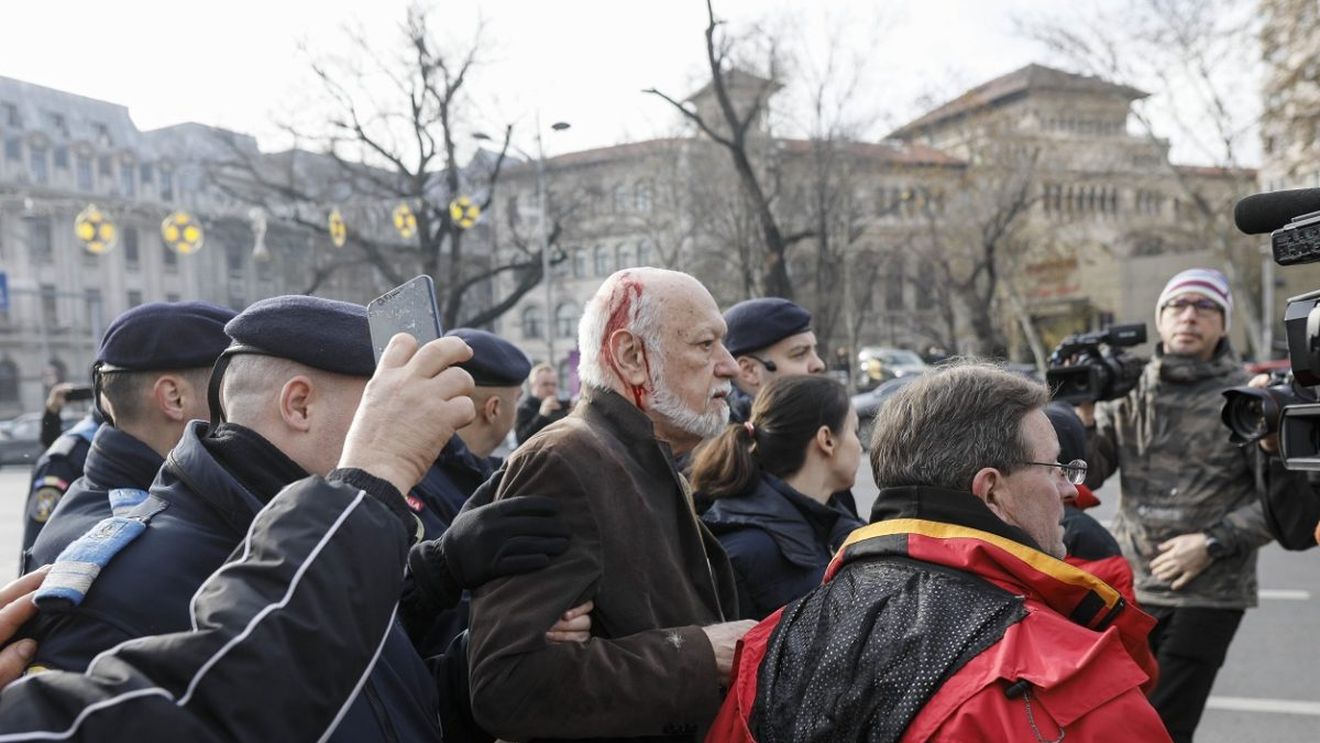 Poliția l-a identificat pe cel care l-a lovit în cap pe Gelu Voican Voiculescu: Un bătrân de 68 de ani, care urmează să fie audiat
