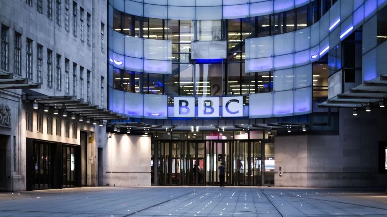 Premierul Starmer susţine un „BBC puternic şi independent”, în timp ce Trump ameninţă postul britanic cu instanţa