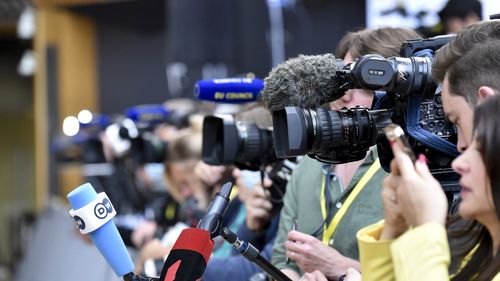 Un influent think-tank european critică practica ”mituirii presei” de către PSD și PNL: „În schimbul a milioane de euro, presa nu își mai îndeplinește rolul de câine de pază al democrației, ci a devenit un instrument de propagandă”