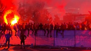 SURSE Liderul galeriei CSA Steaua, dus la audieri după bătaia de la meciul Dinamo – UTA / Dosar ce vizează tulburarea ordinii și liniștii publice, încăierare și folosirea, fără drept, de materii explozive