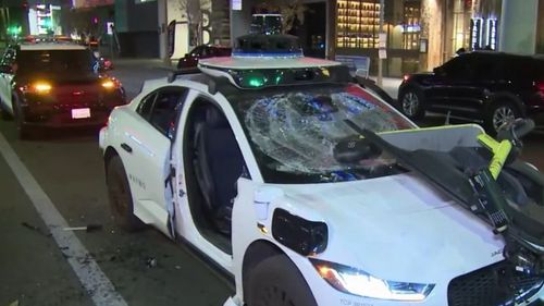 O mulțime a vandalizat un vehicul autonom Waymo în timp ce era oprit la culoarea roșie a semaforului în Beverly Hills