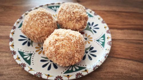 Gomboți cu prune – rețeta tradițională și povestea unui desert ardelenesc vechi de sute de ani/ Fraged și aromat în interior, crocant și delicios de la pesmetul exterior