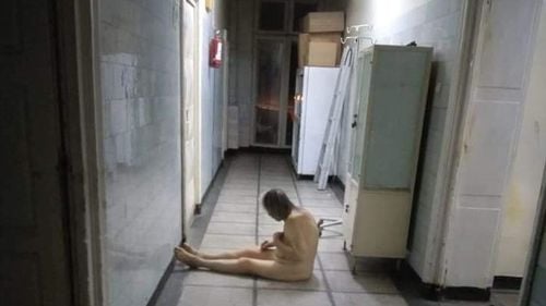 Imagini de groază din Spitalul Reșița: pacienți ținuți goi pe holuri și mizerie de nedescris / Managerul: „Recunoaștem ce se întâmplă în spital” / Ministrul Tătaru a cerut un control de urgență