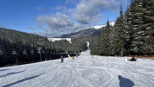 Zeci de români merg la schi în Bukovel, Ucraina / Trei zile la un hotel de 4-5 stele costă 150 de euro / „Pârtiile sunt mai bune decât în România” / ”Când se întorc de acolo povestesc de parcă ar fi făcut un act de eroism”