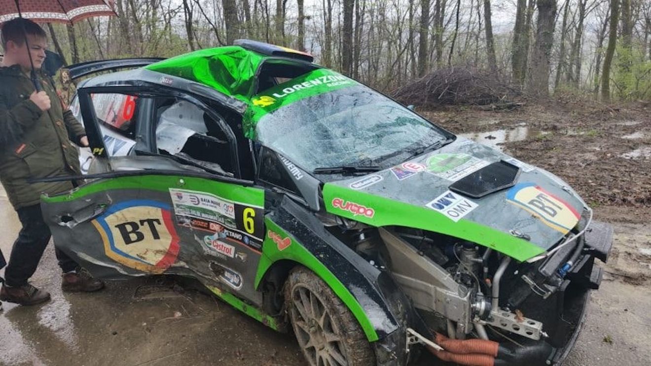 VIDEO Accident grav la Raliul Maramureșului / Echipajul Bogdan Marișca – Sebastian Itu s-a răsturnat în șanț / Copilotul Sebastian Itu a fost transportat la UPU Baia Mare