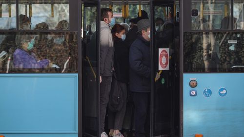 STB: Autobuzele nu vor mai circula până miercuri pe linia de tramvai, pentru a preveni alunecările pe șine, din cauza vremii