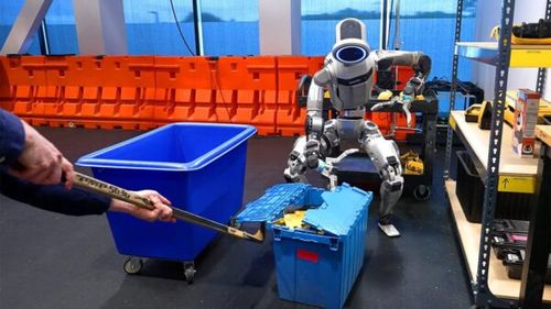 VIDEO Cum reacționează un robot umanoid când este tachinat de un operator uman în timp ce lucrează