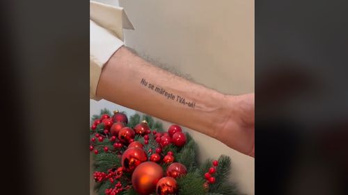 VIDEO Marcel Ciolacu și-a tatuat pe mână mesajul „Nu se mărește TVA-ul”, după ce Guvernul a înghețat pensiile, alocațiile copiilor și salariile bugetarilor, a eliminat o serie de facilități fiscale și a reintrodus „taxa pe stâlp”