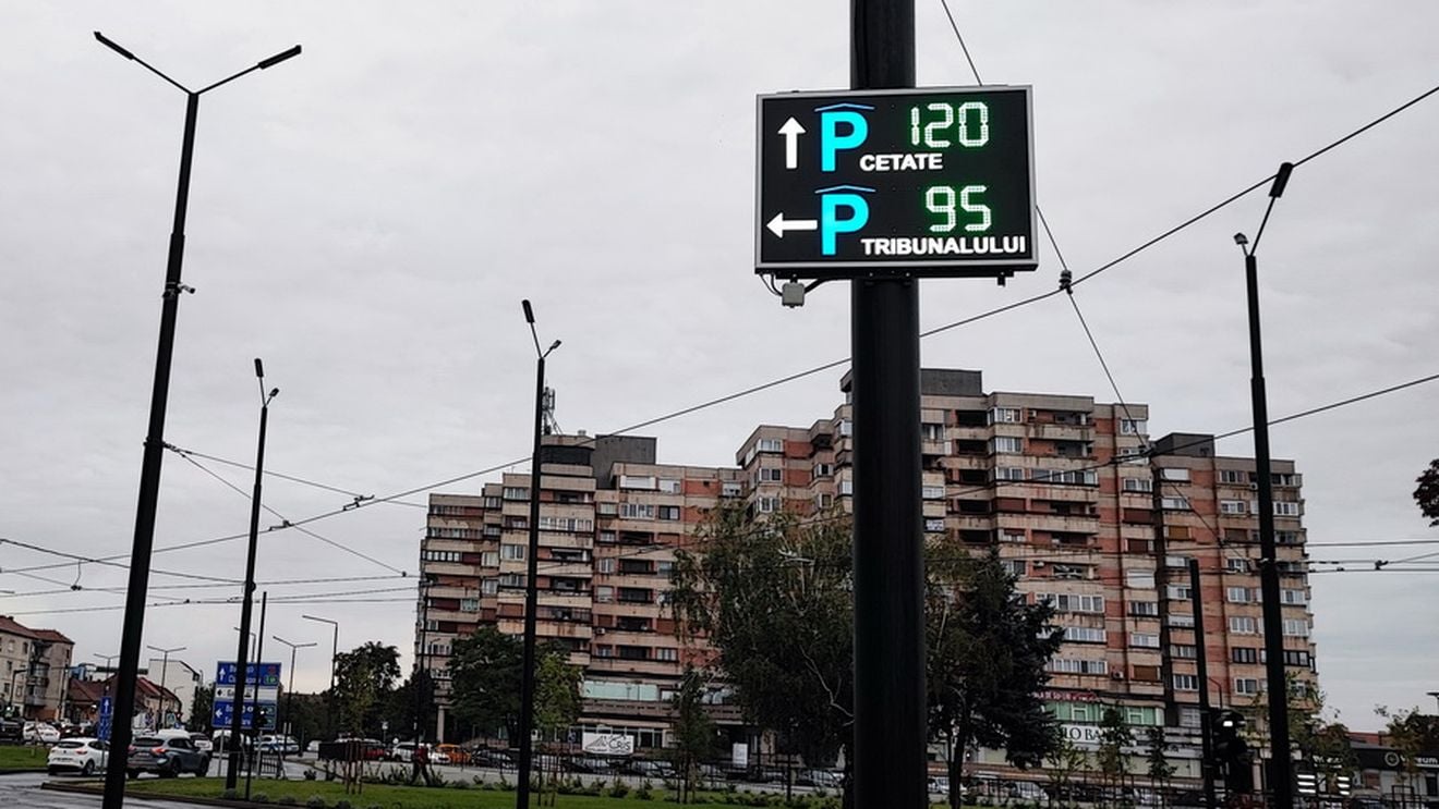 Numărul locurilor libere din parcările orădene este afişat în timp real pe indicatoare cu LED / Sistemul a costat 268.000 lei și a fost implementat de către Primăria Oradea