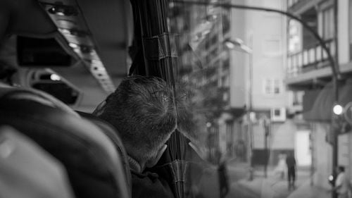 Mai mulți călători au ratat zborul Cluj-Paris: scanerele pentru verificarea bagajelor s-au defectat / Jumătate din pasageri au fost duși cu autocarul în Franța / ”Comandantul avionului a luat decizia să plece”