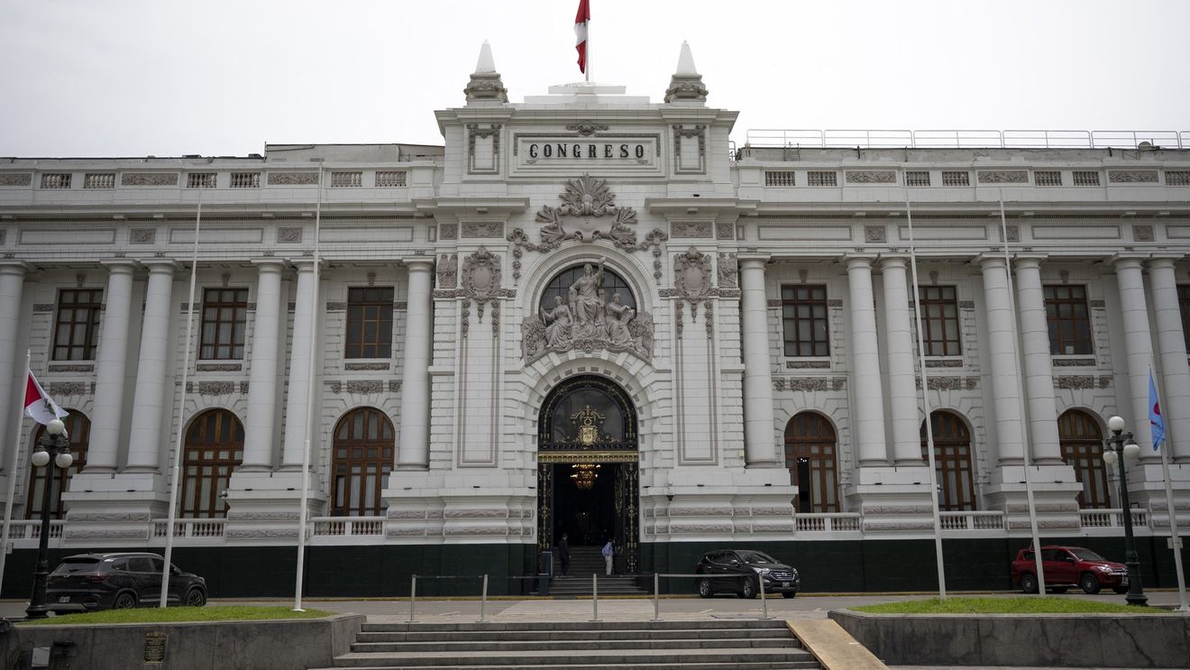Congresul din Peru interzice fustele mini ca răspuns la scandalurile de viol și prostituție