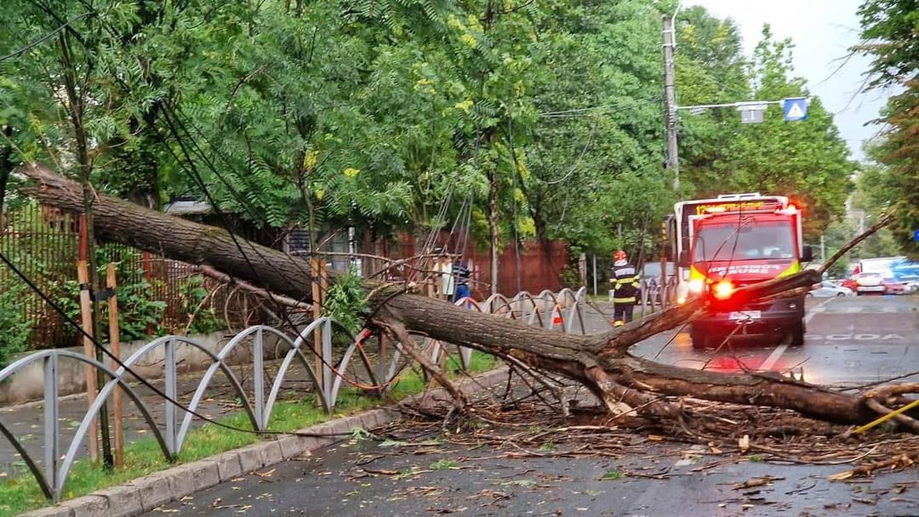 IGSU: Fenomenele meteo din ultimele 24 de ore au produs pagube în peste 80 de localităţi / Un copil din Timiș a ajuns la spital după ce a fost lovit de elemente de pe un acoperiș
