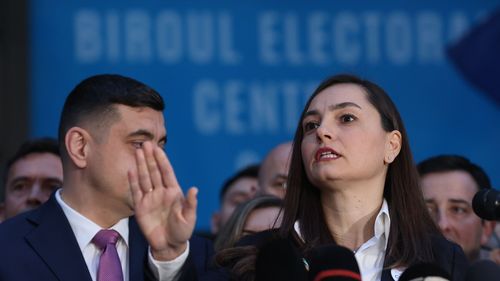 VIDEO Extremista Anamaria Gavrilă, ameninţări la adresa jurnaliştilor din Parlament: Mă, sunteţi pe cale de dispariţie!