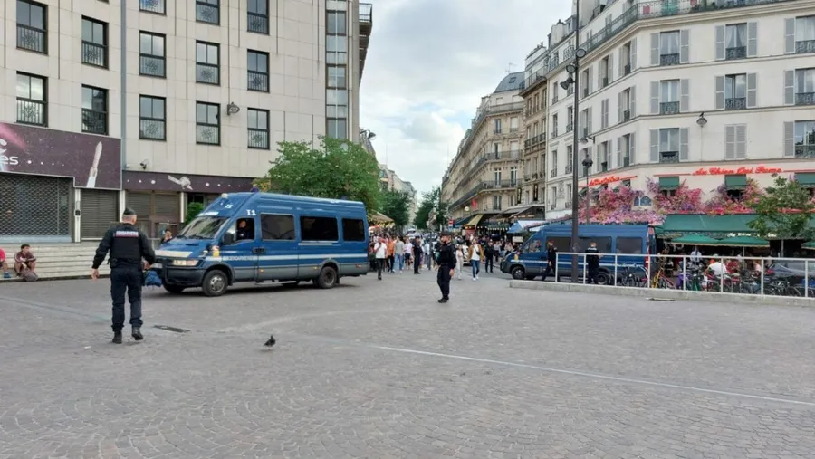 Magazine baricadate Paris, violente paris, magazine distruse, jandarmi paris
