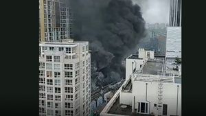 VIDEO Explozie și incendiu puternic lângă o stație de metrou din Londra. Poliția anunță că incidentul nu ”pare” a fi un atentat terorist