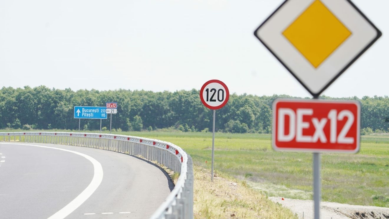 Director Ford România, despre lipsa autostrăzilor: "Dacă trebuie să livrăm mașini la Iași sau Botoșani este cea mai nesigură rută ca predictibilitate". Lipsa infrastructurii de transport afectează întreaga industrie auto/ Cât mai așteaptă Dacia și Ford unirea provinciilor prin autostrăzi și căi ferate moderne