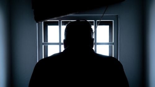 Un bărbat din Teleorman a fost reţinut după ce a violat o adolescentă şi l-a jefuit pe prietenul acesteia