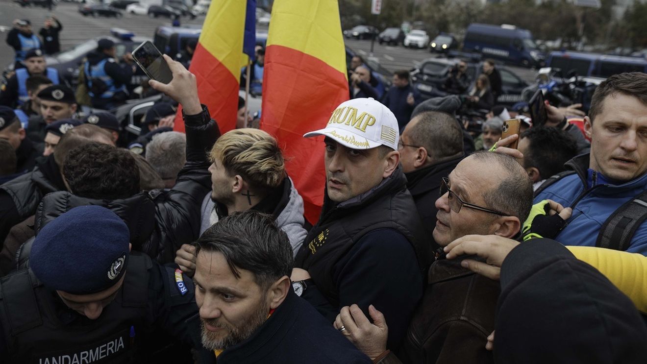 Protest AUR la congresul Partidului Popular European, exact când Nicolae Ciucă explica necesitatea alianței cu PSD împotriva extremiștilor / George Simion forțează intrarea în complexul Romexpo