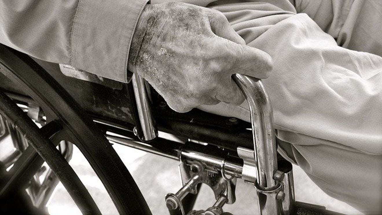 Un fost medic italian de 80 de ani a apelat prima oară la serviciul de urgențe: după 6 ore de așteptare a plecat acasă fără să fie consultat / „A fost abandonat într-un scaun cu rotile” / Italia se confruntă grave probleme ale sistemului medical