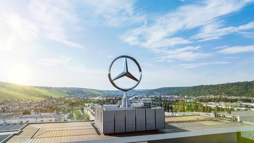 Mercedes-Benz le oferă angajaților care vor să-și dea demisia sume care pot depăși 500.000 de euro