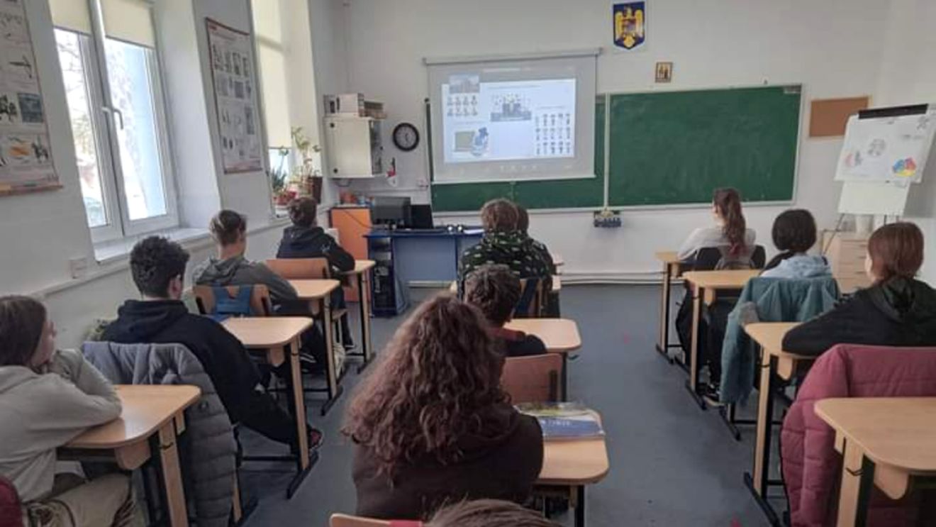 Ședințele cu părinții ar putea fi înregistrate, la solicitarea profesorilor – amendament PSD pentru legile educației dezbătute în Parlament
