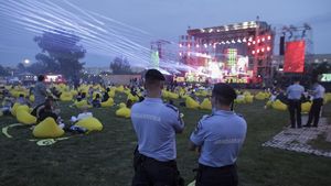 ULTIMA ORĂ Noi relaxări ale restricțiilor: liber la pelerinaje religioase, pot fi organizate competiții sportive, concerte și evenimente - pilot doar pentru spectatorii vaccinați, care au avut Covid sau au test negativ. Nici o modificare la școli