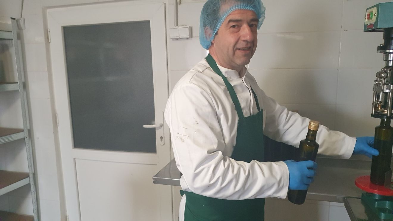 Un sibian de 50 de ani și-a deschis afacere cu investiție de 40.000 de euro, în casa bunicilor / Face ulei de floarea soarelui, procesat la rece: „Produsul meu se apropie de standardele uleiului de măsline”