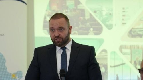 EXCLUSIV Cu două luni înainte de a fi numit șef al Companiei Naționale Aeroporturi, cu salariu de 70.000 lei pe lună, Bogdan Mîndrescu (numit pe filieră PSD) a fost amendat cu 10.000 de lei de Ministerul de Finanțe pentru că ar fi comis nereguli în bugetul Ministerului Transporturilor unde era secretar de stat