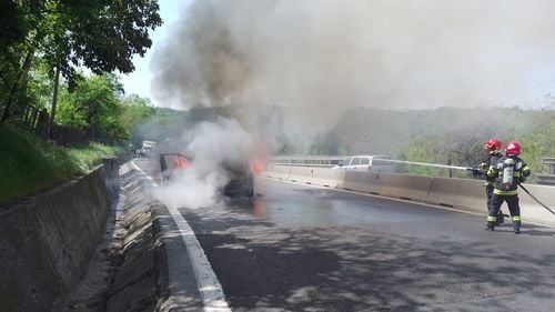 Trafic alternativ pe DN 7. Un autoturism a luat foc