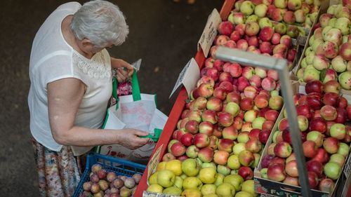 A fost închis un depozit de legume-fructe din Dâmbovița: vindea mere din Polonia ca fiind mere de Voinești, varză din Macedonia ca fiind de Slobozia Moară și cartofi din Spania ca fiind de Lunguleţu