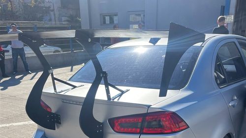 FOTO Un șofer din Tulcea a vrut să-și omologheze propria idee de eleron / Registrul Auto: ”Știm că deja vă zboară gândul la weekend și, pentru că vorbim despre zbor, vă prezentăm acest autovehicul”