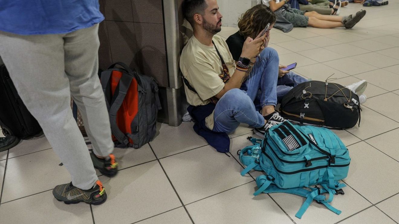 Scandalul Blue Air: 620 de români rămași fără zboruri au cerut sprijin să revină în ţară