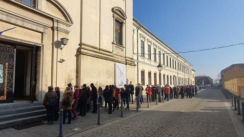 Eveniment rar la Biblioteca Batthyaneum din Alba Iulia. Zeci de persoane au stat la coadă pentru a vedea cea mai valoroasă colecție de carte veche din Transilvania